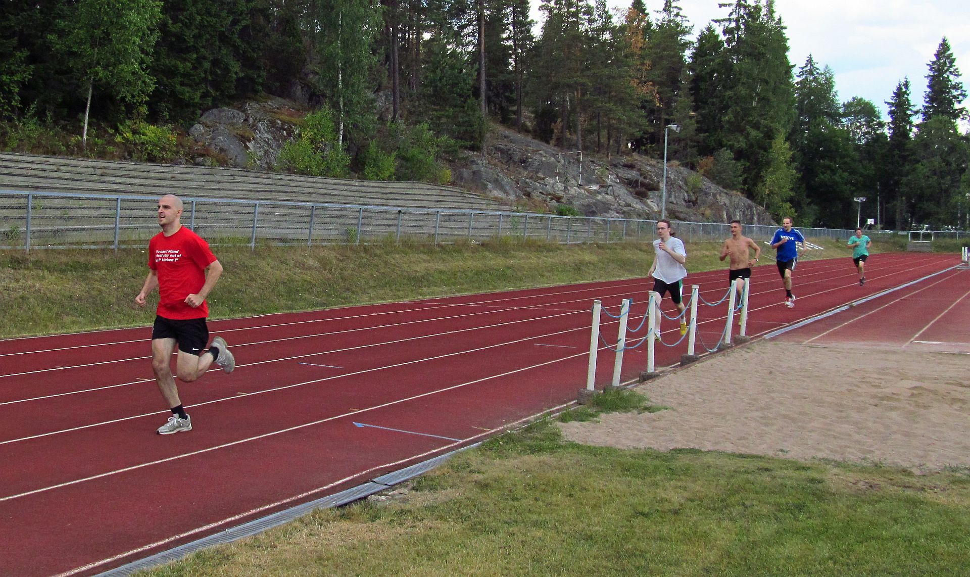 Juoksijapoikaa laulattaa, juoksu se sille maittaa